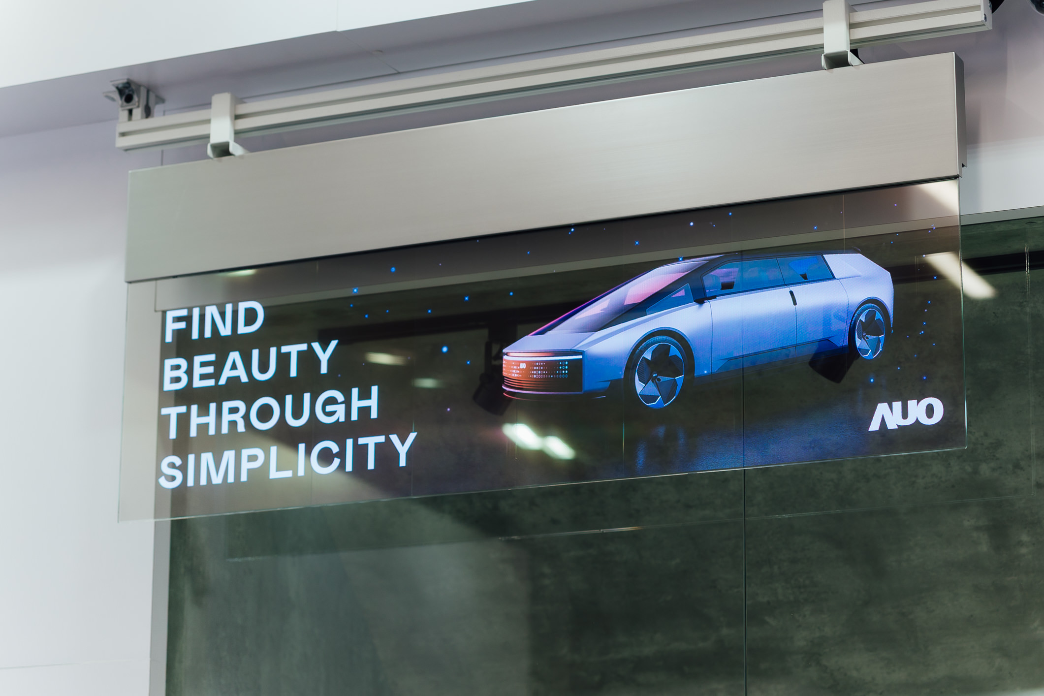 �߂������͸���е�54��͸��Micro LED�ǻۏV���ƣ��ɟo(w��)��ƴ�Ӳ�ͬ�ߴ磬�I(y��ng)�����߿Ƽ����c���W(xu��)�ĳ���ʽ�Շ����m������Ş����չ�ݿ��g�ȶ�Ԫ��(ch��ng)����